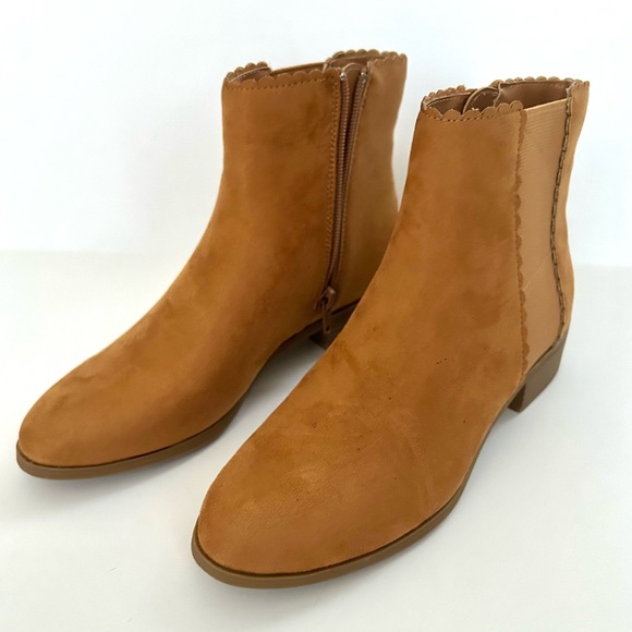 Daxi Scalloped Booties in Camel- New in Box - Picture 7 of 10